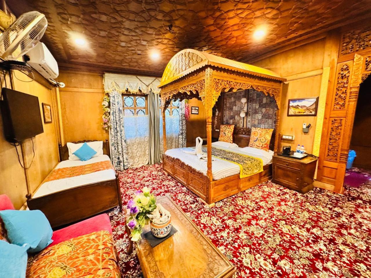 Crown Of India Group Of Houseboats Hotel Srīnagar Eksteriør billede