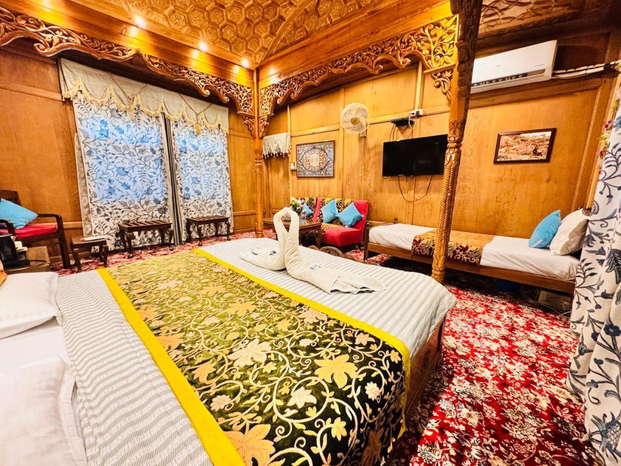 Crown Of India Group Of Houseboats Hotel Srīnagar Eksteriør billede