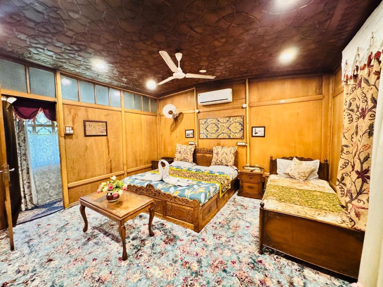 Crown Of India Group Of Houseboats Hotel Srīnagar Eksteriør billede