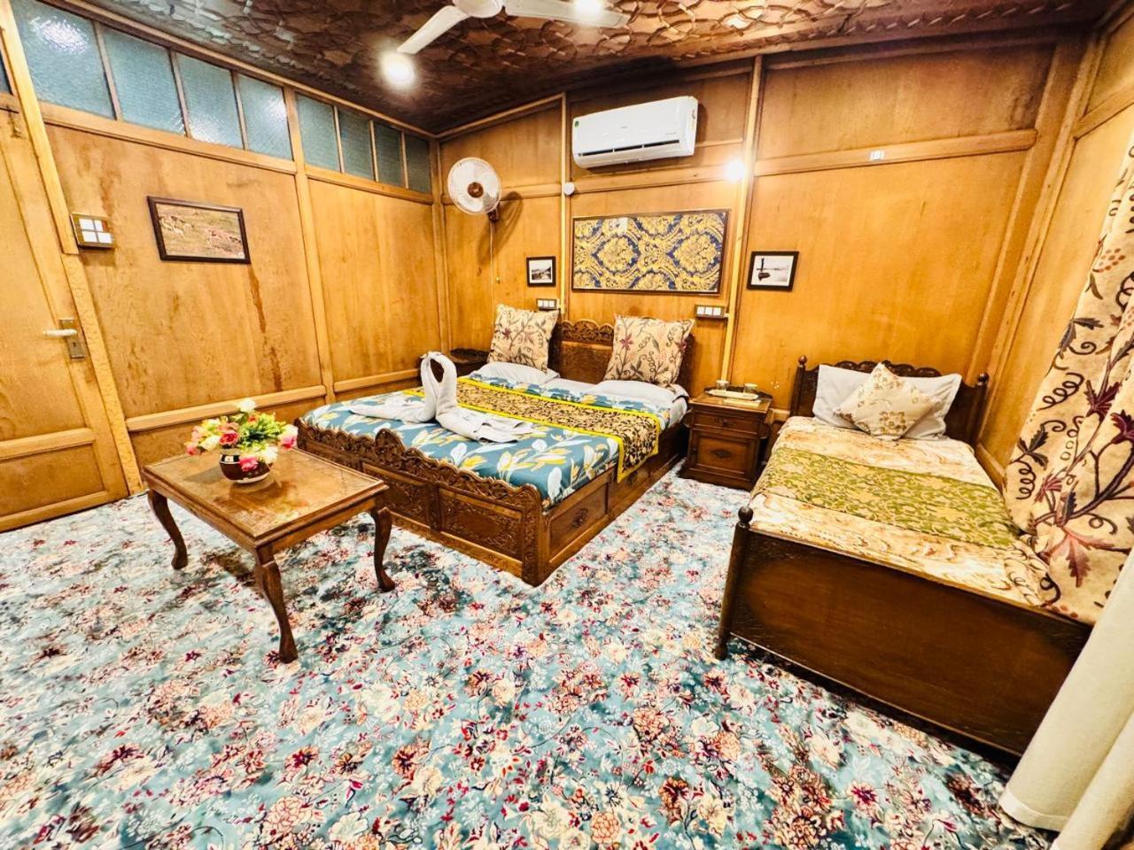 Crown Of India Group Of Houseboats Hotel Srīnagar Eksteriør billede
