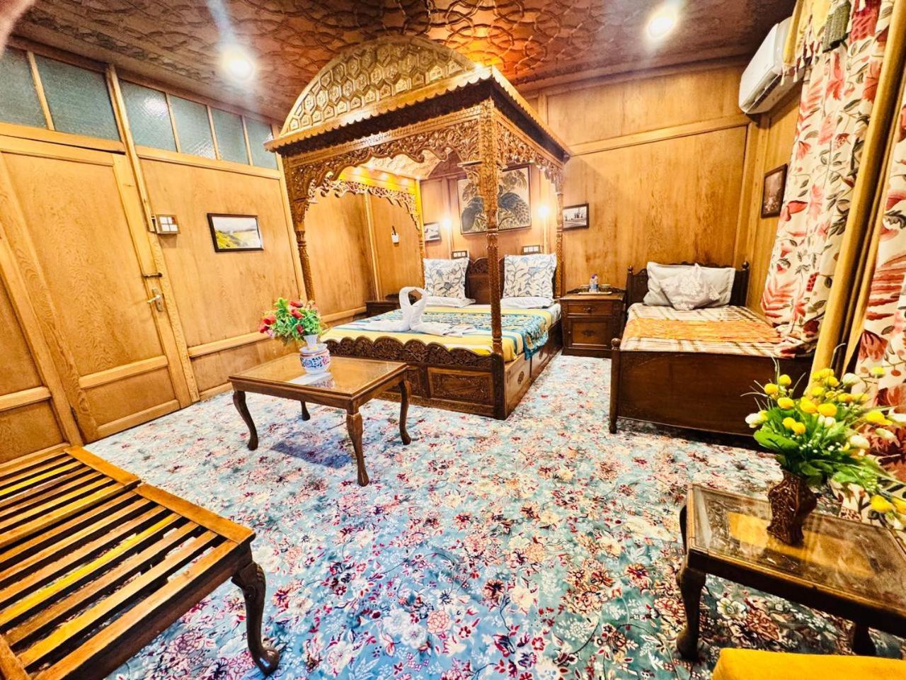 Crown Of India Group Of Houseboats Hotel Srīnagar Eksteriør billede