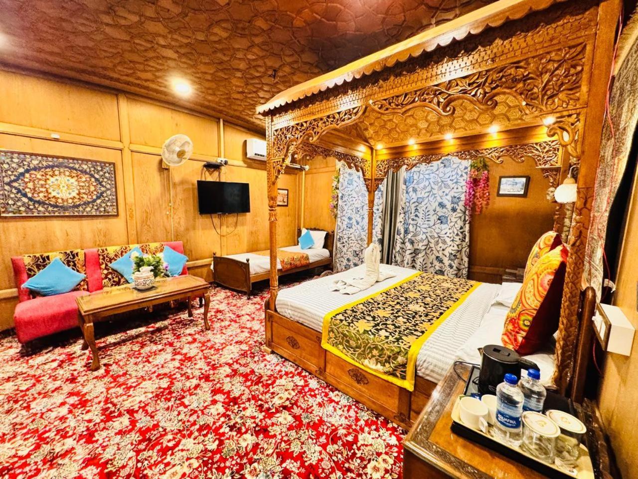 Crown Of India Group Of Houseboats Hotel Srīnagar Eksteriør billede