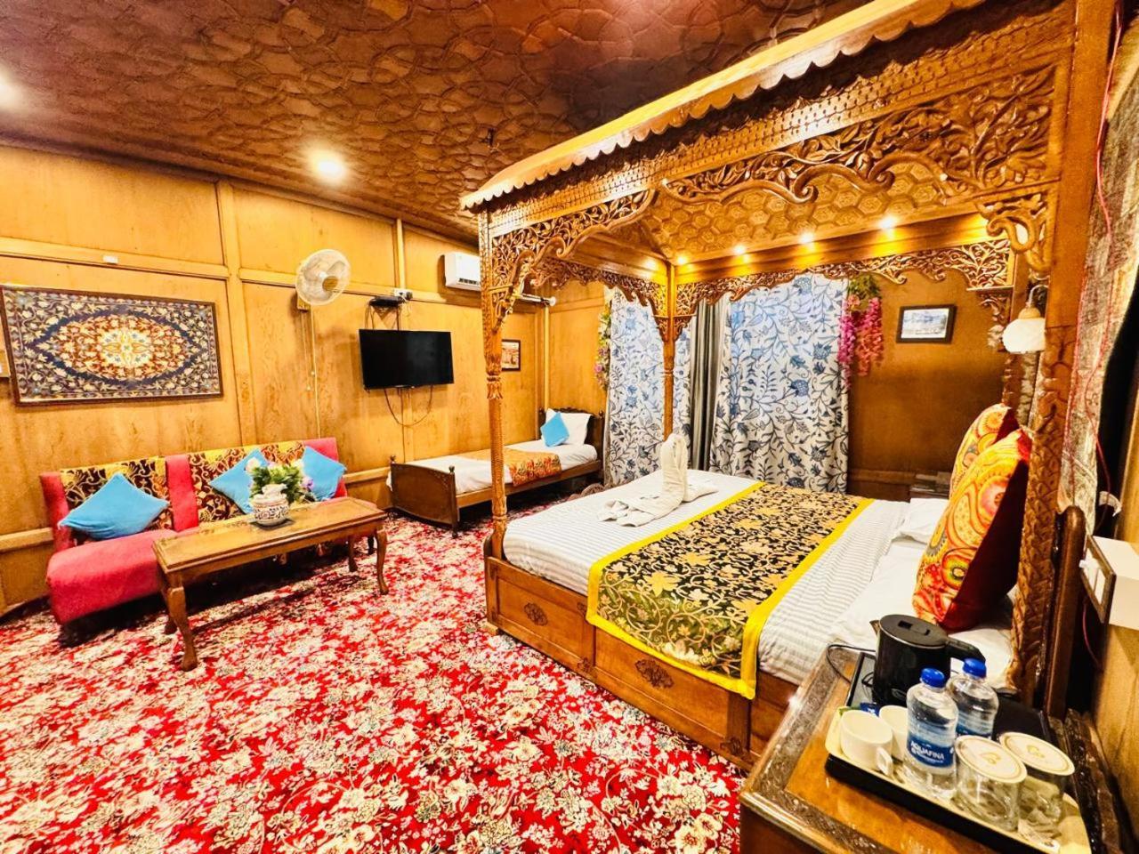 Crown Of India Group Of Houseboats Hotel Srīnagar Eksteriør billede