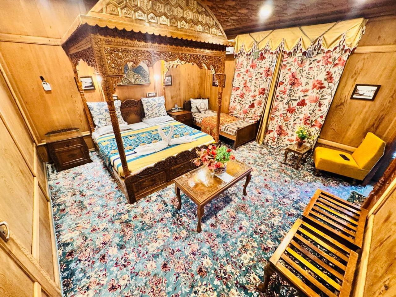 Crown Of India Group Of Houseboats Hotel Srīnagar Eksteriør billede