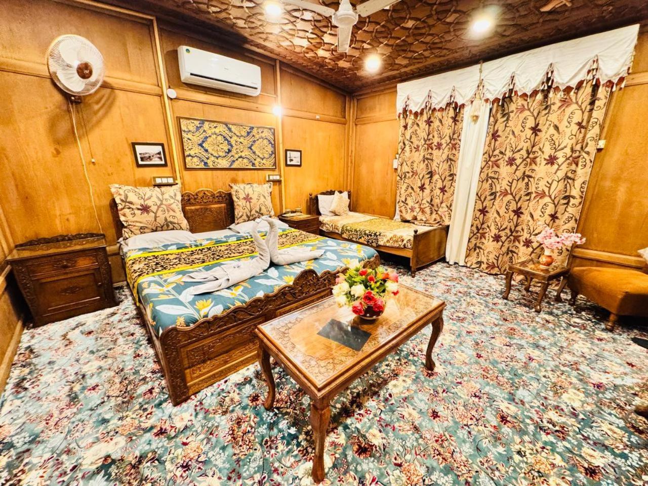 Crown Of India Group Of Houseboats Hotel Srīnagar Eksteriør billede