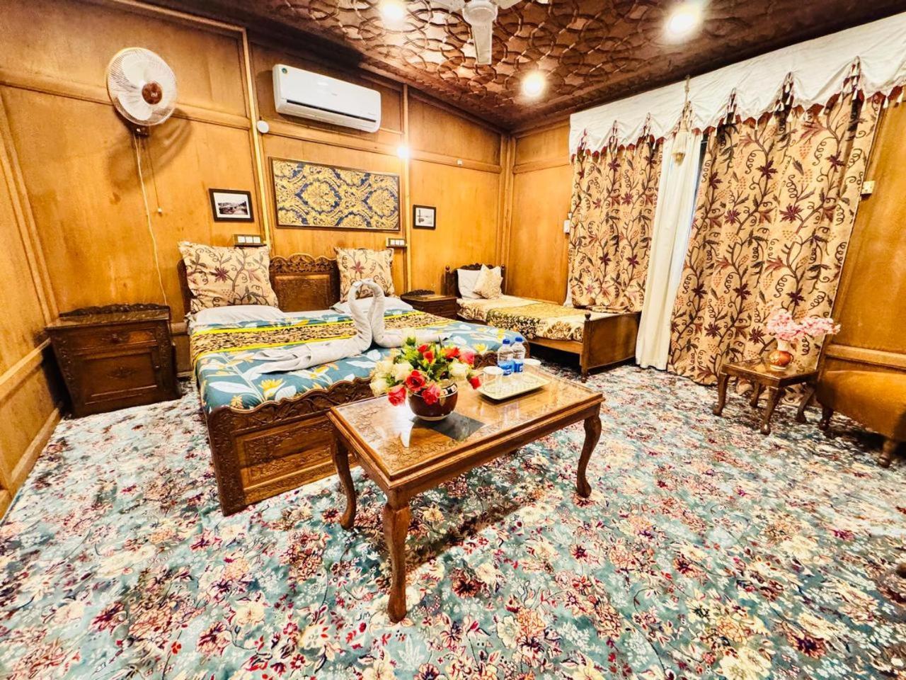 Crown Of India Group Of Houseboats Hotel Srīnagar Eksteriør billede