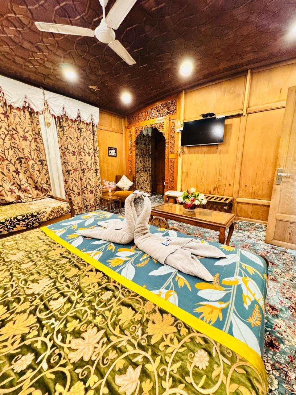 Crown Of India Group Of Houseboats Hotel Srīnagar Eksteriør billede